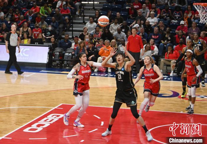 WNBA新赛季揭幕之夜：韩旭与李梦上演中国德比