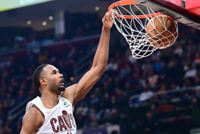 哈登加盟骑士队 莫布里斯特鲁斯复出助力争冠之