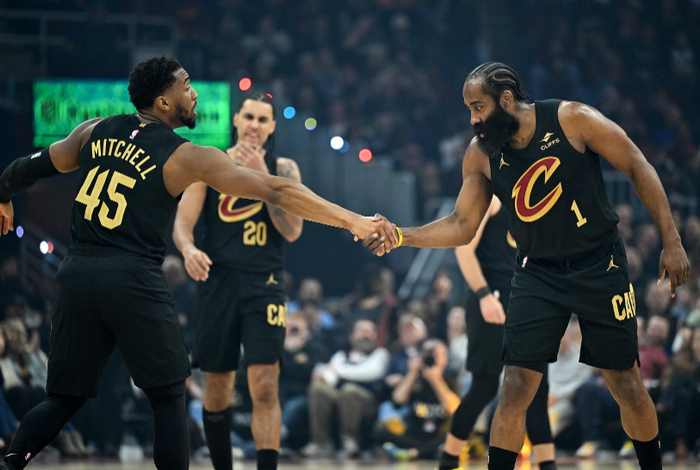 哈登加盟骑士队 莫布里斯特鲁斯复出助力争冠之