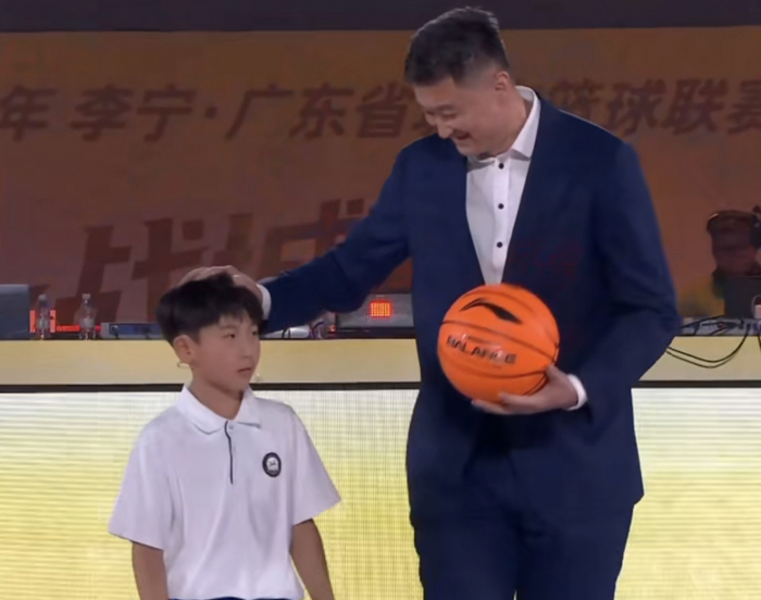 杜锋身兼多职引争议 广东男篮备战上海男篮关键