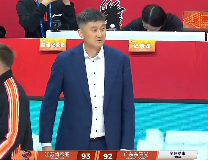 杜锋身兼多职引争议 广东男篮备战上海男篮关键