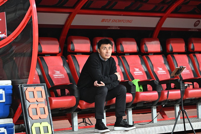 李玮锋执教宁波队首战遭红牌 保级之路面临多重