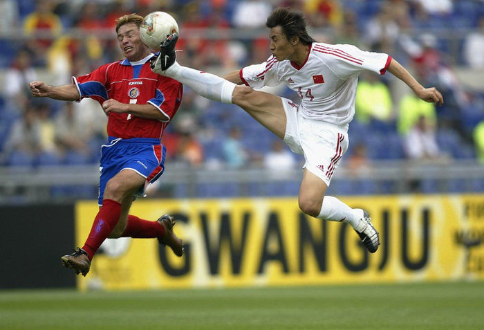 李玮锋执教宁波队首战遭红牌 保级之路面临多重