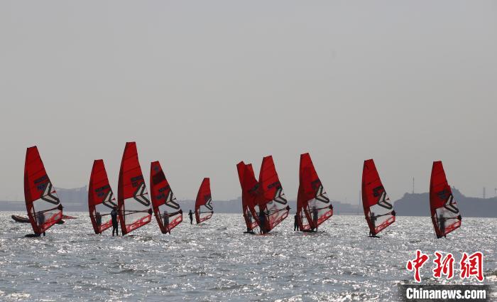 锦州湾畔举行的2024年全国帆板冠军赛：聚焦巴黎